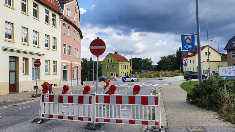 Sperrschilder hinderten Autofahrer am Bautzener Schliebenkreisel am Donnerstag an der Weiterfahrt.