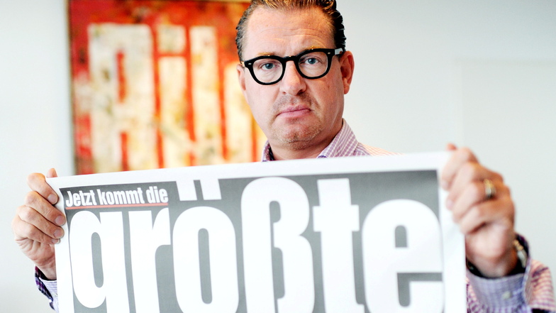 „Wir sind Bild! Wer ist mehr?“ Kai Diekmann 2011 als Chefredakteur in Berlin mit dem Titelblatt eines Probe-Exemplars der größten Bild-Zeitung aller Zeiten – eine Sonderausgabe im XXL-Format.