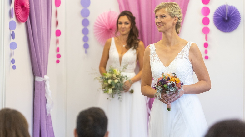 Tüll, Spitze, fließende Stoffe: Julia Mauersberger (r.) und Claudia Bachmann stellten am Sonntag auf Schloss Burgk Hochzeitskleider mit den passenden Accessoires wie kleine Brautsträuße vor.