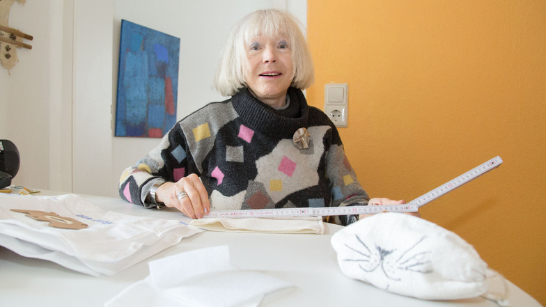 Ingrid Ruff näht zu Hause selbst entwickelte Masken. Wie man sie nacharbeiten kann, erklärt sie im Beitrag.