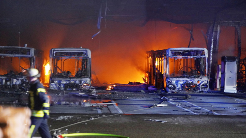 Beim Laden eines E-Busses soll in Stuttgart dieser Brand entstanden sein, der 20 Busse zerstört hat.