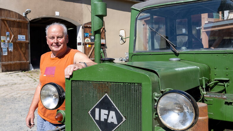 Reiner Lange hat seinen Pionier-Traktor wieder mal aus der Scheune geholt und geputzt, am Sonntag ist er in einer Oldtimer-Ausstellung in Gorknitz zu sehen.