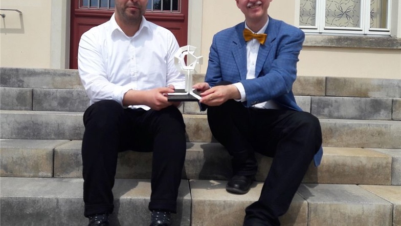 Für seine Ideen hat Dominik Bischler den Moritz-Ziller-Preis bekommen. Kl. Bild: Bischler (links) mit Baubürgermeister Jörg Müller.