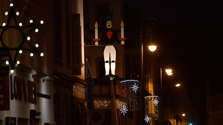 Jedes Jahr sorgt die Beleuchtung am Rathaus Potschappel für weihnachtliche Stimmung. Trotz Energiekrise müssen die Freitaler auch dieses Jahr nicht darauf verzichten.