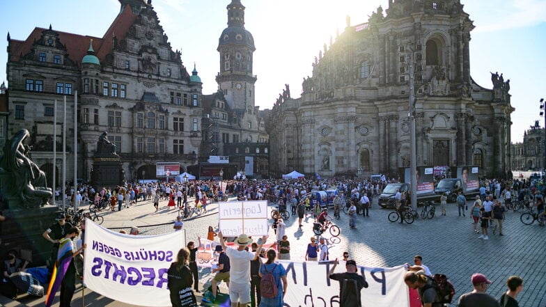 Besucher und Gegner einer Wahlkampfveranstaltung des BSW Sachsen zur Landtagswahl verfolgen auf dem Schlossplatz die Rede von Wagenknecht, BSW-Bundesvorsitzende.