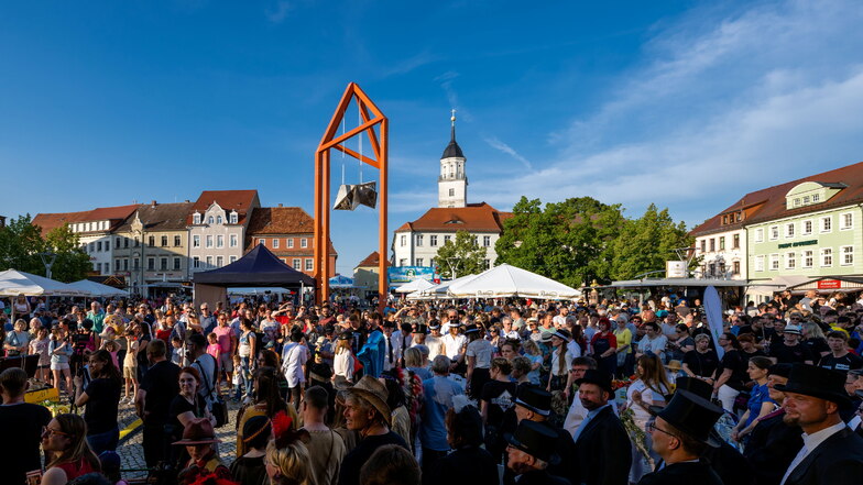 So voll ist der Bischofswerdaer Altmarkt äußerst selten: Bei bestem Wetter ließen sich viele Schiebocker die Eröffnung des Stadtfestes am Freitagabend nicht entgehen.