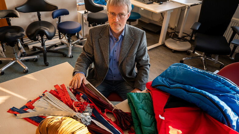 Der Görlitzer Henning Scheinpflug spendet Reißverschlüsse und Schlafsäcke, aus denen ein Schutz für Obdachlose genäht wird.
