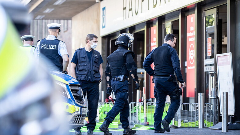 Einsatzkräfte der Polizei betreten den Hauptbahnhof Düsseldorf. Auf den Bahnhöfen und in Zügen gab es im vergangenen Jahr 23.000 kriminelle Vorfälle.