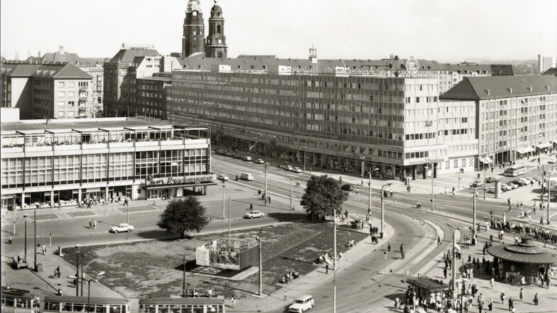 Die Aufnahme von 1970 zeigt links im Bild die Gaststätte am Zwinger, im Volksmund "Fresswürfel" genannt. Foto: Sammlung Holger Naumann 