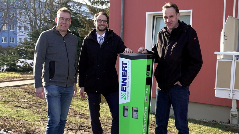 Hier können künftig zwei E-Autos gleichzeitig geladen werden. Das Projekt wurde realisiert von Jens Einert (v.l., Einert-Gruppe), Sven Lauter (Wohnbau Radeberg) und Jens Reise (Wohnungsbaugenossenschaft Radeberg und Umgebung).