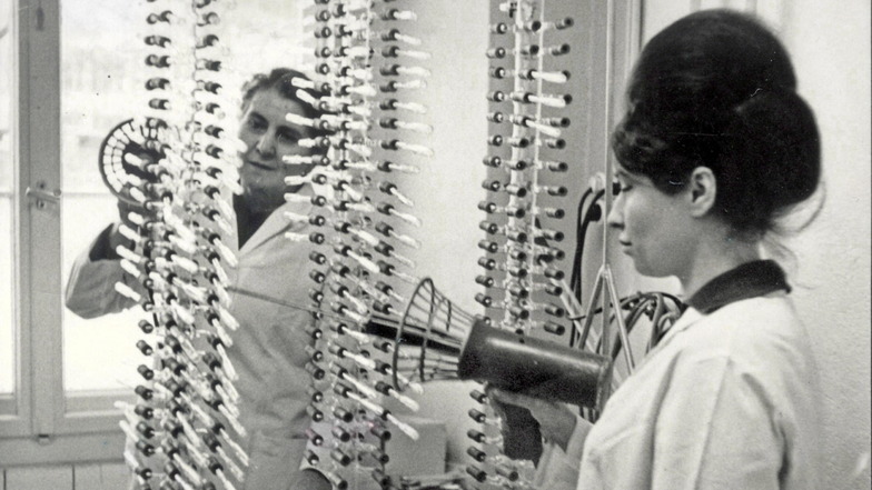 30. Dezember 1970: Dora Kaiser (links) und Karin Papendick - Mitarbeiterinnen im Bereich  lyophile Trocknung - haben dazu beigetragen, dass ihr Betrieb im Jahre 1970 über eine Million Valuta-Mark zusätzlichen Export erwirtschaftete." 
Foto: Jandura