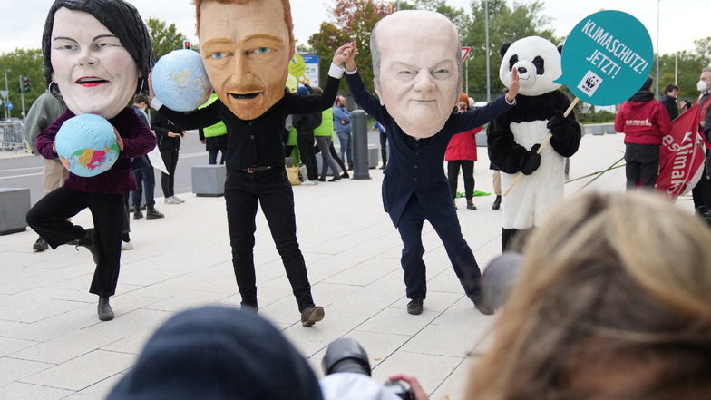 Proteste von Klimaschützern beim Eintreffen der Sondierer von SPD, Grünen und FDP.