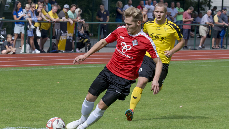 Marschieren Richtung in der Liga vorneweg: Hainsbergs Kicker, hier mit Marcel Reck am Ball.