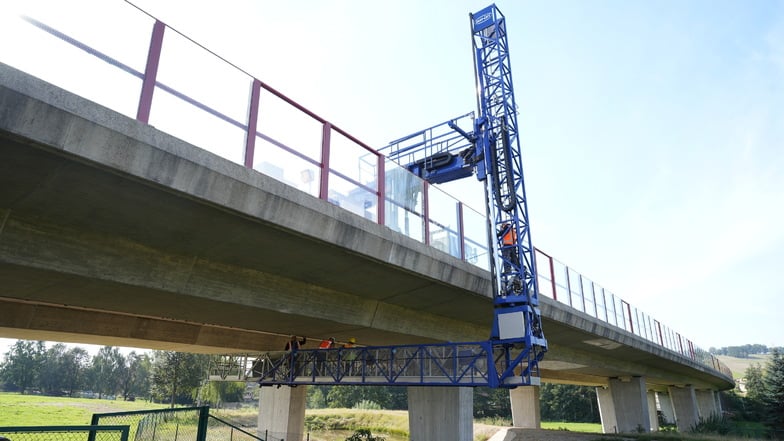 Kontrolliert wird mit spezieller Technik - einem sogenannten Brückenuntersichtgerät. Davon gibt es in Deutschland nur eine begrenzte Zahl, deshalb braucht ihr Einsatz eine längere Vorlaufzeit.