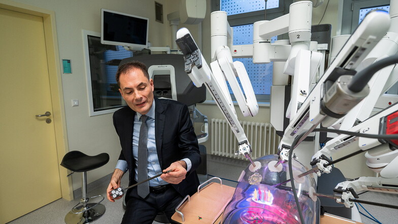 Der neue OP-Roboter, den hier der Chefarzt der Urologie Vladimir Novotny vorstellt, kommt nun auch in der Chirurgie des Görlitzer Klinikums zum Einsatz.