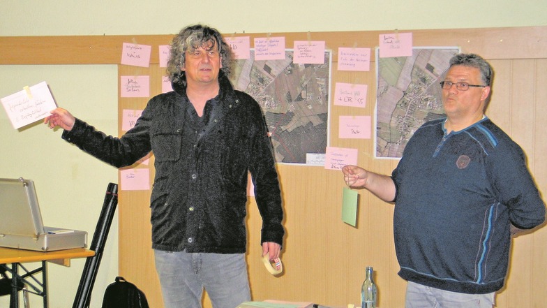 Planer Thomas Jansen (li.) und Ortsvorsteher Matthias Jainsch ermunterten die Rohner zu einer Bestandsaufnahme.