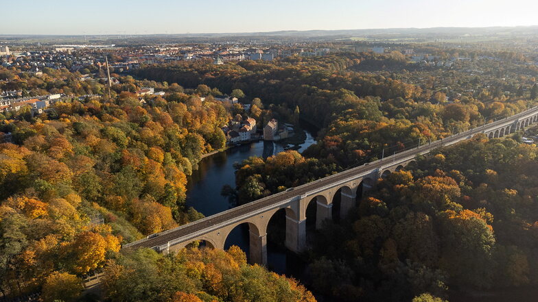 Der Viadukt in Görlitz überspannt die Neiße und verbindet das deutsche und polnische Ufer. Das haben jetzt auch Flüchtlinge entdeckt.