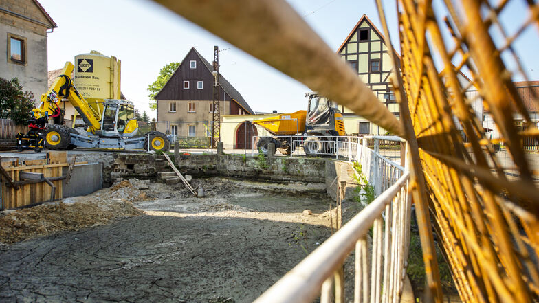 Dorfteich am Mockethaler Rundling: Bauleute sanieren derzeit die Teichmauer.