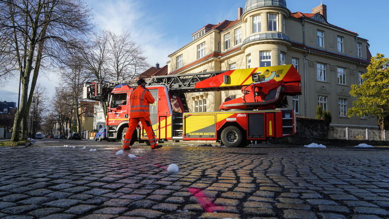 Am Mittwochmorgen wurden für die Planung des Ausbaus der Paulistraße in Bautzen Testfahrten mit einem Feuerwehrfahrzeug unternommen.