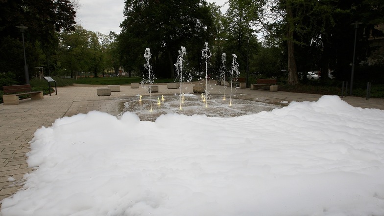 Überschäumendes Wasserspiel im Pirnaer Friedenspark: 5 000 Liter Wasser müssen ausgetauscht werden.