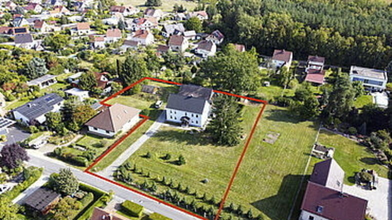 Das rot umrandete Grundstück in Niesky mit einem Mehrfamilienhaus darauf wird bei der Frühjahrsauktion angeboten.
