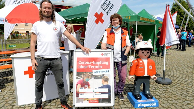 Evelin Bergmann und Erik Thiel gehören zum mobilen Impfteam, das am Bahnhof Bertsdorf eine kostenlose Corona-Schutzimpfung anbot.