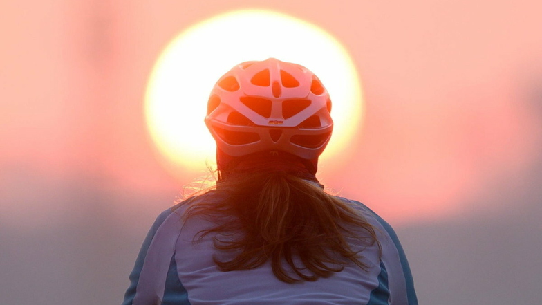 Eine Helmpflicht für Radfahrer gibt es in Deutschland nicht. Trotzdem setzen sich viele freiwillig einen Kopfschutz auf.