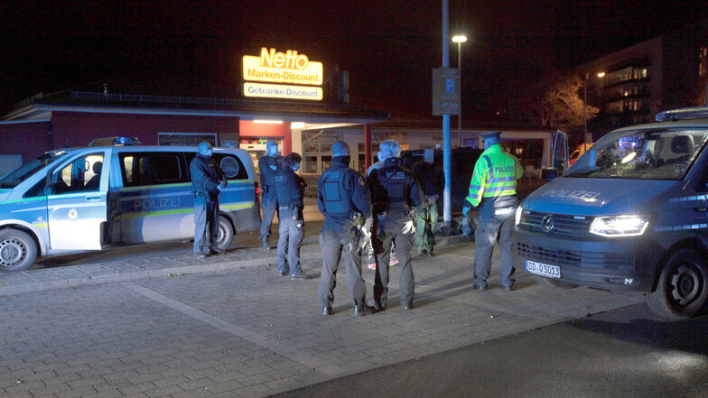 Nach der blutigen Auseinandersetzung zwischen einem 35 Jahre alten Mann und einer 28 Jahre alten Frau rückten Beamte der Landes- und Bundespolizei in Pirna an.