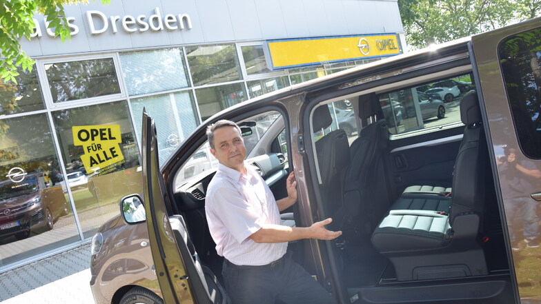 Autohaus-Dresden-Verkäufer Robert Findeisen freut sich auf seine Kunden, denn aktuell hat er viele preiswerte Angebote, die bis zum 31. August gültig sind.