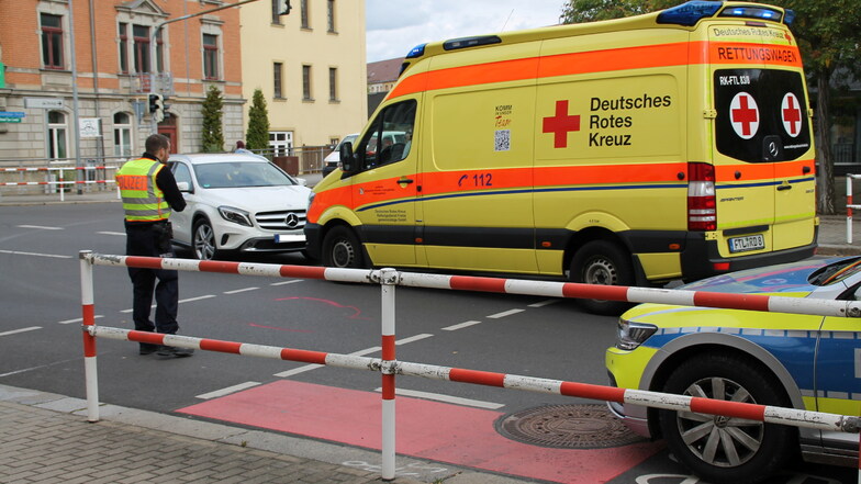 Dieses Bild bot sich Passanten am zeitigen Donnerstagnachmittag in Potschappel: Polizei und Rettungsdienst kümmerten sich um eine gestürzte Fußgängerin.
