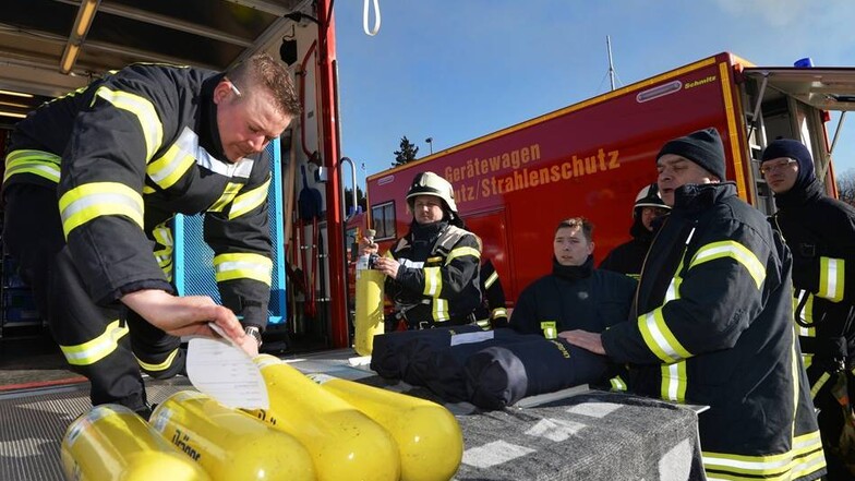 Die Feuerwehrleute kamen aus allen umliegenden Gemeinden bis hin nach Bischofswerda und Ebersbach.