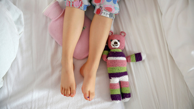 Wenn das Kind abends oder nachts über Schmerzen in den Beinen klagt, können Wachstumsschmerzen dahinterstecken.