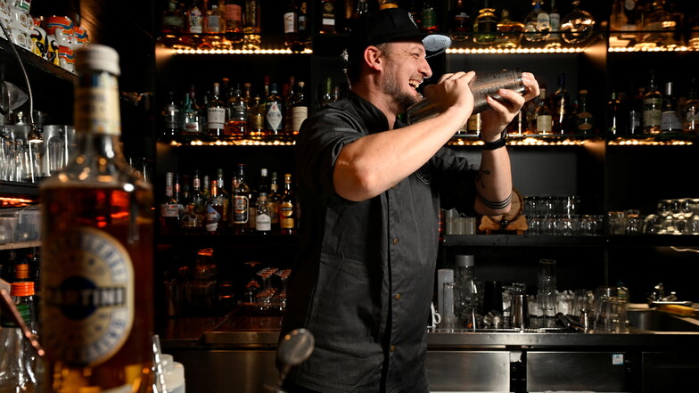 Christian Hürtgen betreibt die Cocktailbar Pinta in Dresden-Neustadt und setzt mit seinem Team auf kreative Eigenkreationen - die auch mal alkoholfrei sein dürfen.