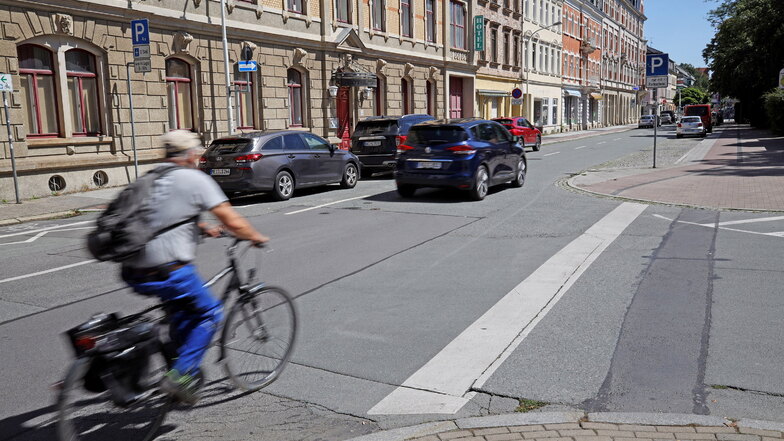 Entlang des Alexander-Puschkin-Platzes in Riesa kommen sich Radfahrer und Autos öfter ins Gehege. Viermal krachte es hier 2022 zwischen Pkw und Rad.