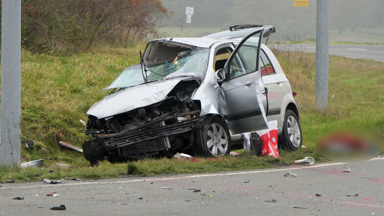 Bei einem Zusammenstoß zwischen einem Auto und einem Lastwagen sind am Donnerstagnachmittag zwei Menschen gestorben.