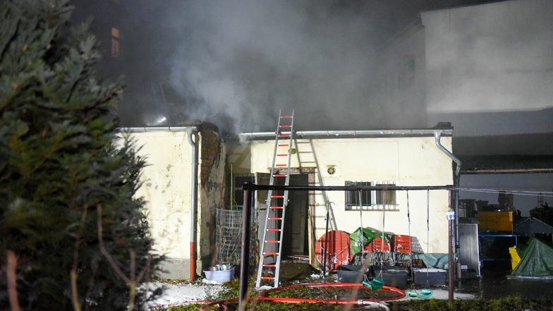 Der Anbau der Gaststätte befindet sich im Hinterhof des Mehrfamilienhauses. Dort brach das Feuer am Mittwochabend aus.