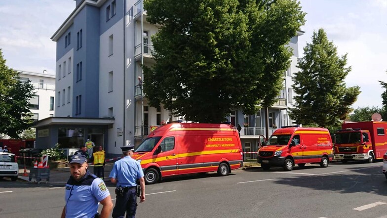 Einsatzkräfte vor dem Seniorenheim, die Schlüterstraße in Striesen wurde am Sonntag mehrere Stunden gesperrt.