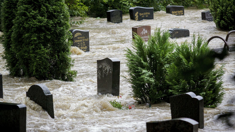 Trauriger Anblick: Die Wassermassen machten natürlich auch vor dem Friedhof in Hagenwerder nicht halt.