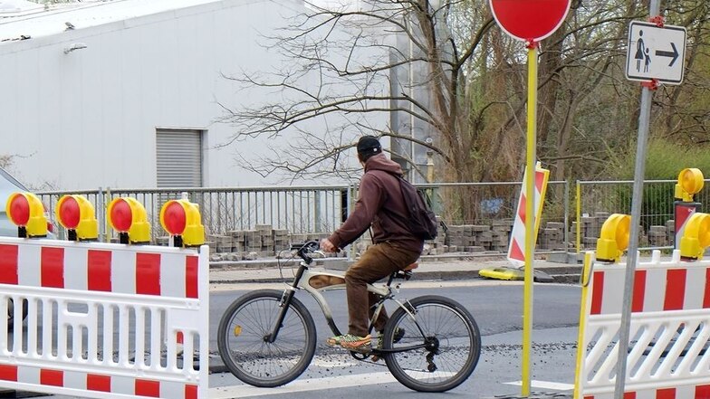 Für Verwirrung bei Radfahrern sorgt dieses Verkehrsschild am Abzweig zur Melzerstraße. Vorfahrt beim Rechtsabbiegen hat hier zurzeit jedenfalls niemand.