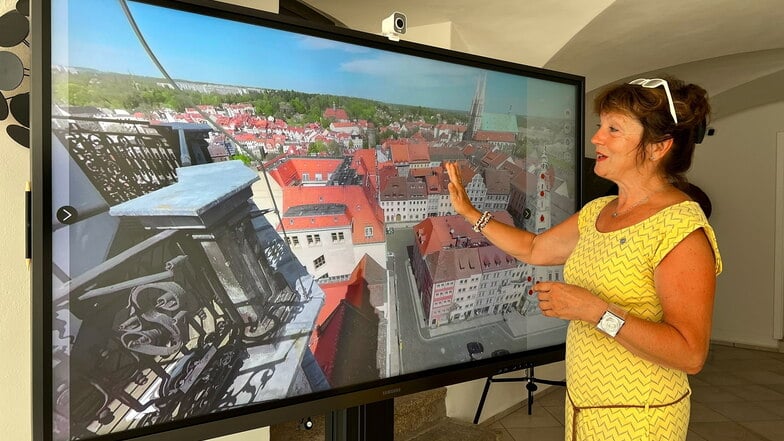 Marina Jentsch vom Görlitzer Turm-Tour-Team lädt zum Türmertag zur virtuellen Turm-Tour ein. Hier zeigt sie einen Blick vom Rathausturm.