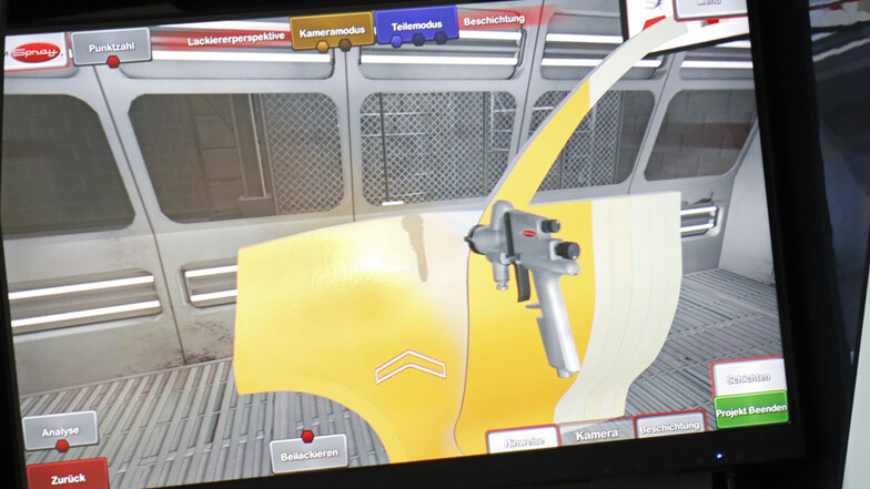 In der virtuellen Lackierkabine können unterschiedliche Aufgaben absolviert werden, hier soll beispielsweise eine Autotür lackiert werden.