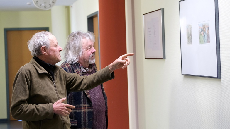 Ulrich Jungermann und der Meißner Musiker und Autor Peter Braukmann beim gemeinsamen Betrachten der Ausstellung in den Gängen des Landratsamtes.