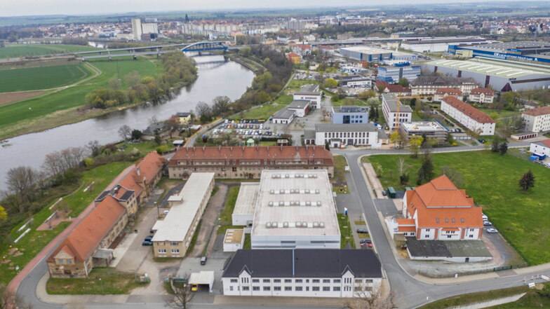Einst bedeutend für das halbe Elbland: der Komplex des früheren Elektrizitätsverbands Gröba, rechts im Bild die Riesaer Feuerwehr-Hauptstelle, im Hintergrund die Elbbrücken und das Stadtzentrum.