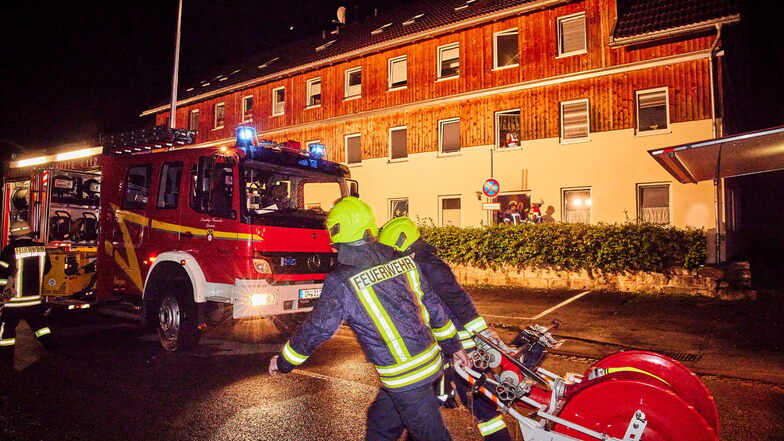 Feueralarm in einem Mehrfamilienhaus in Schlottwitz. Etwa 40 Rettungskräfte sind im Einsatz.