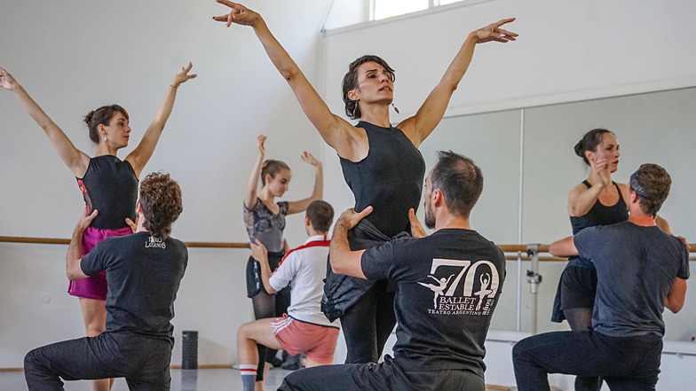 Jede Bewegung muss stimmen. Choreografin Celia Millán tanzt bei den Proben mit dem Ensemble des Sorbischen National-Ensembles.
