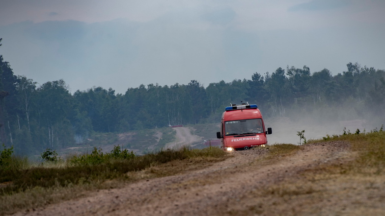 Ein Fahrzeug der Feuerwehr ist im Naturschutzgebiet des ehemaligen Truppenübungsgelände bei Jüterbog unterwegs. Inzwischen sind die Flammen gelöscht und der Einsatz beendet.