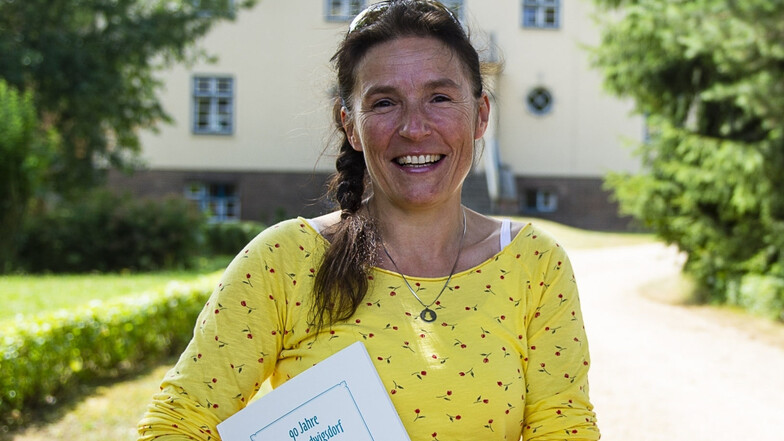 Kerstin Hildebrand hat eine Schulchronik zu 90 Jahren Schule Ludwigsdorf veröffentlicht.