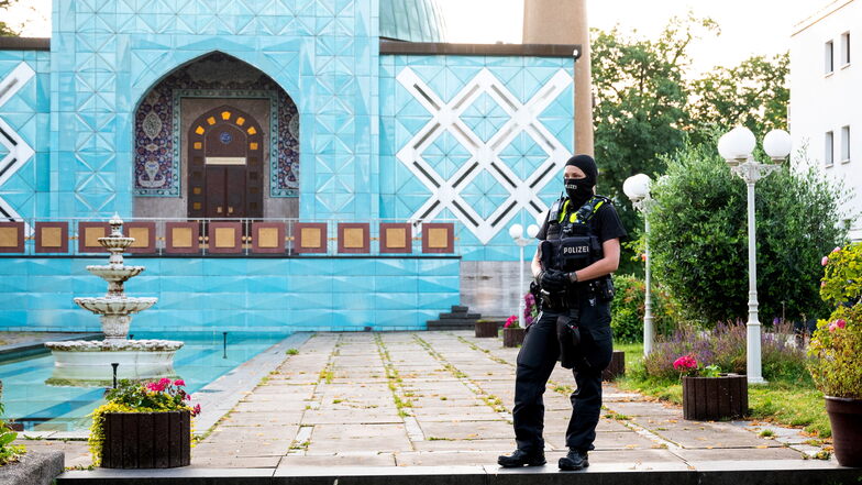 Polizisten haben am frühen Morgen in Hamburg die Blaue Moschee abgeriegelt.