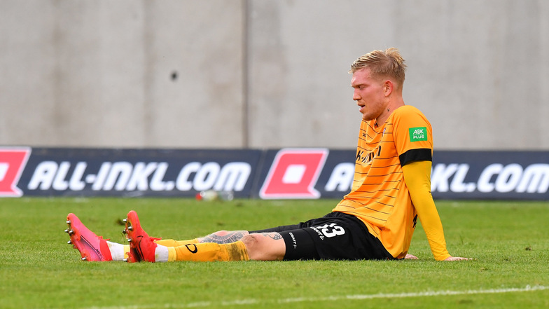 Mit den Kräften am Ende sitzt Simon Makienok am Boden. Schon in die Partie am vergangenen Freitag gegen Hamburg ging er angeschlagen, am Montag in Bielefeld fehlte Dynamos bester Stürmer dann. In Kiel soll er jetzt wieder dabei sein.
