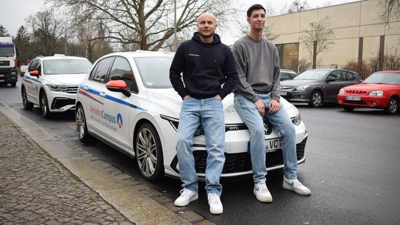 Ben Gröser (rechts) aus Dresden musste nach der Anmeldung sieben Monate warten, bis er mit der Fahrschule beginnen konnte. Fahrlehrer Patrick Palme macht ihn fit für die praktische Prüfung.